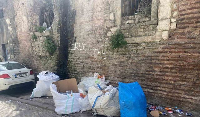 Fatih’te Acımusluk Sokağı Sarnıcı hurda ve kağıt deposu olarak kullanılıyor