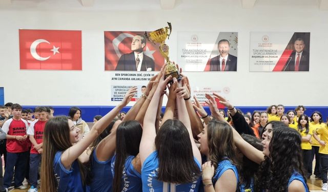 Gölcük’te okullar arası turnuvada dereceye girenler ödüllendirildi
