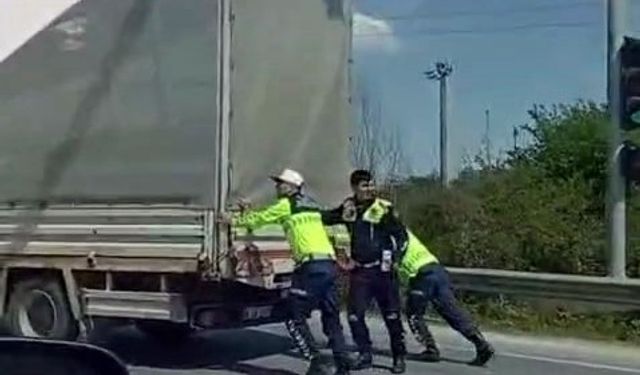Jandarma arızalanan kamyoneti iterek sürücüye yardım etti