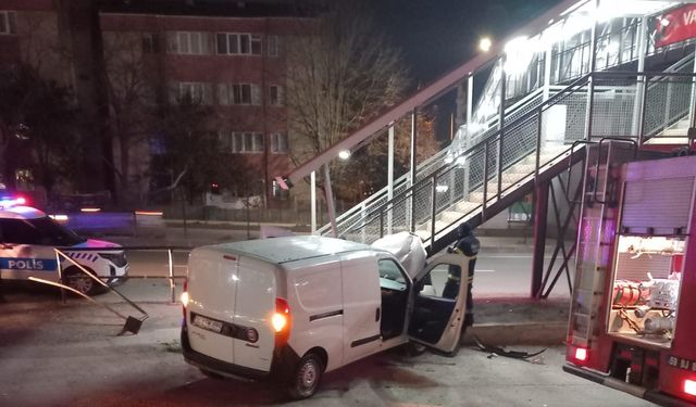 Kontrolden çıkan otomobil üst geçide çarptı: 1 yaralı