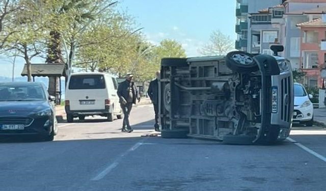 Otomobile çarpan araç yan yattı