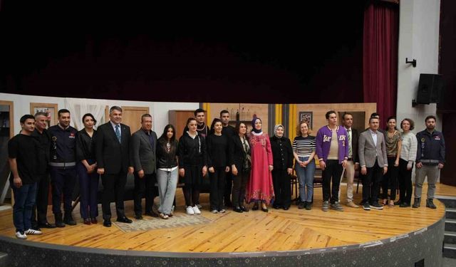 Polisler tiyatroyla uyuşturucuya savaş açtılar