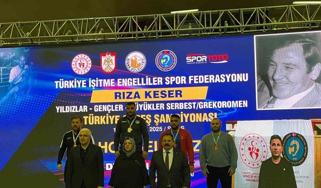Sakarya Büyükşehir güreşçileri Sivas’ta şampiyon oldu