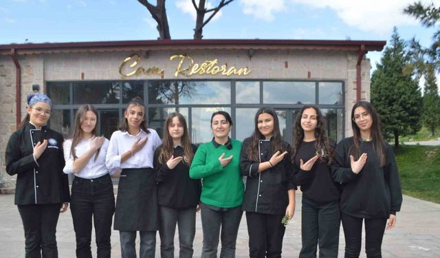 Turizm öğrencileri işitme engelliler için işaret dili öğrendi