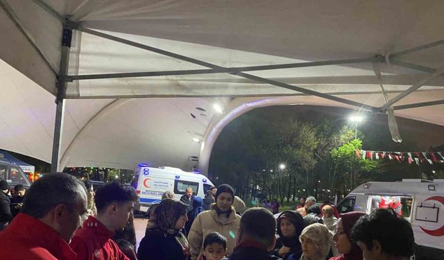 Vakıflar’dan depremin ardından geceyi parkta geçiren vatandaşlara ikram
