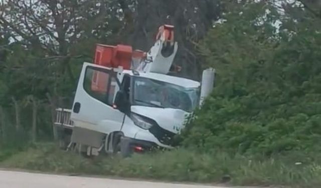 İnegöl'de uedaş ekipleri direğe çarptı
