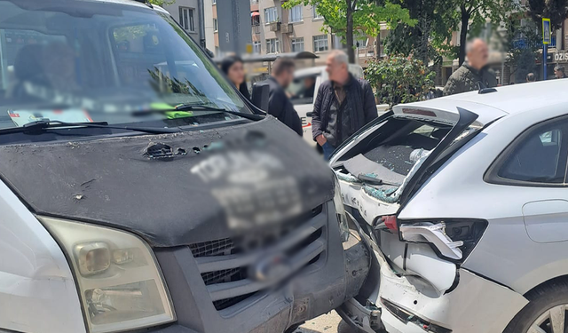İnegöl'de kamyonet otomobile çarptı: 3 yaralı
