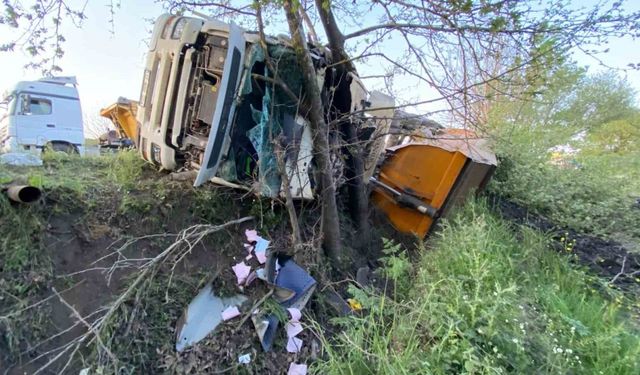 Çan’da kömür yüklü kamyon devrildi, sürücü yaralandı