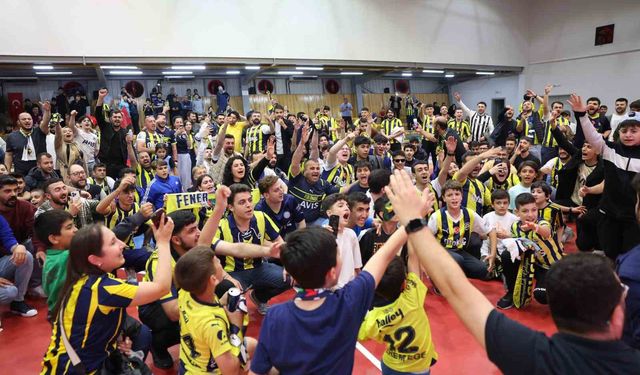Fenerbahçe’nin Avrupa şampiyonluğu Darıca’da dev ekrana yansıtıldı