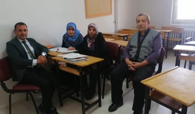 İlerlemiş yaşlarına rağmen okuma yazma öğreniyorlar