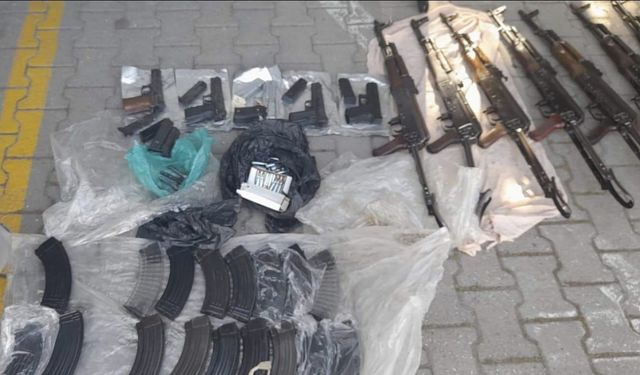 Kiraladığı araçta kalaşnikoflarla yakalanan polis ile birlikte 2 şahıs tutuklandı