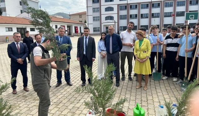 Öğrenciler gelecekleri için fidan diktiler
