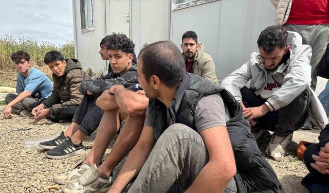 Yunanistan güvenlik güçleri aralarından çocukların ve kadınların olduğu 18 göçmene eziyet etti