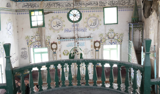 Ahşap işçiliği ile dikkat çeken cami yıkılma tehlikesiyle karşı karşıya