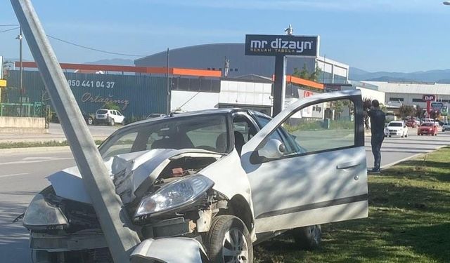 Alanyurt yolunda direğe çarptı