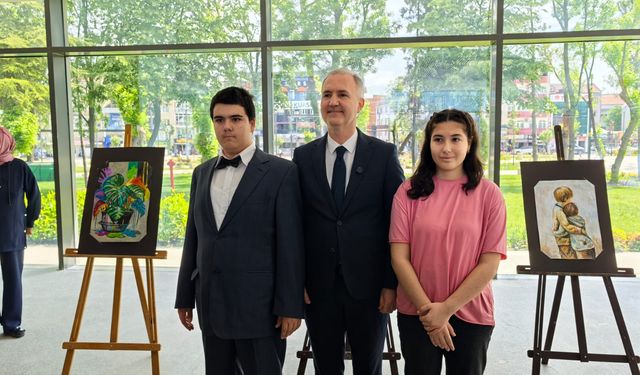 İnegöl'de Otizmli öğrencilerin göz kamaştıran sergisi