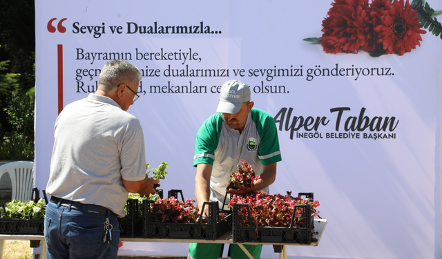 İnegöl Belediyesi mezarlıklarda çiçek dağıttı
