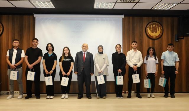 Liseli şairler ödüllerine kavuştu