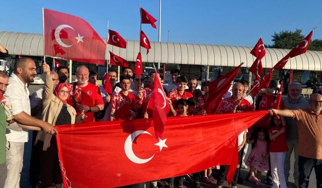 Avrupa şampiyonları memleketlerinde meşalelerle karşılandı