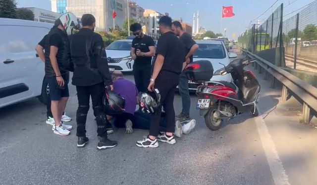 Bursa'da trafik durunca, aradan ilerleyen motosikletler birbirine girdi
