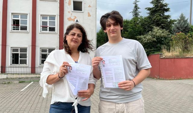 Anne oğul aynı okulda sınava girdiler