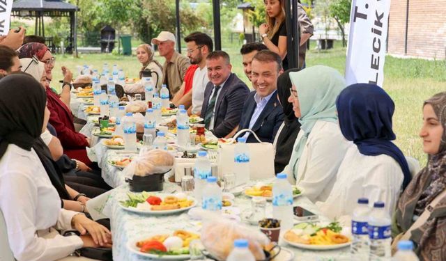 Bayramda evine gidemeyen öğrencilerle bir araya geldi