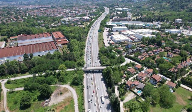 Bayramın dönüş çilesi: Otoyoldaki yoğunluk havadan görüntülendi