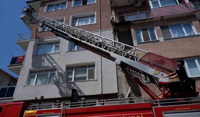 Edirne’de yangında evlerinde mahsur kalan 2 kişi ekiplerce kurtarıldı