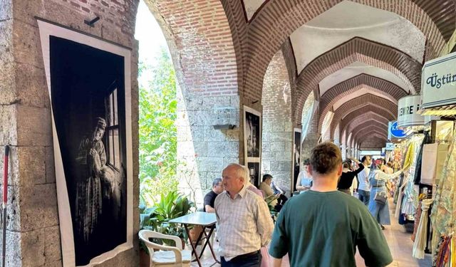İpekböceğinin hikayesi ipek kumaşa basılan fotoğraflarla Kozahan’da sergileniyor
