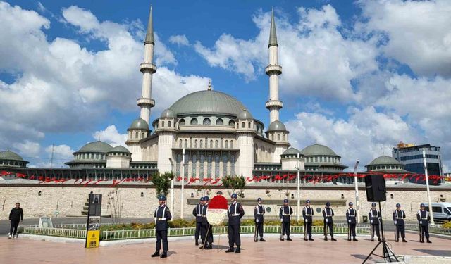 Jandarma Genel Komutanlığı’nın 186’ncı yıldönümünde Taksim Cumhuriyet Anıtı’na çelenk bırakıldı