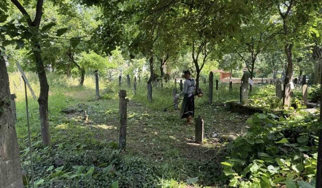Kartepe’de mezarlık temizliği