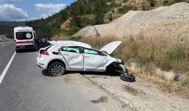 Kontrolden çıkan otomobil su kanalına uçtu