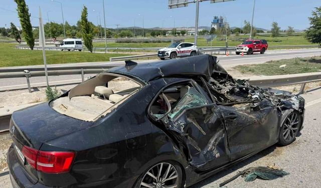 Otomobil freni kilitlenen biçerdöverin altına girdi: 2 yaralı