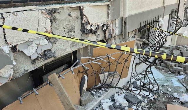 Sultangazi’de yokuş aşağı inerken freni boşalan kamyonet binaya çarptı: 1 yaralı