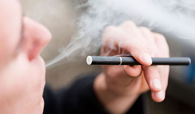 3 yıl elektronik sigara kullanan genç, "patlamış mısır" hastalığına yakalandı