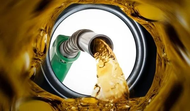 Benzine zam geldi, litresi 50 TL'yi aştı!