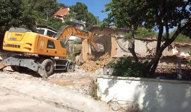 Tehlike saçan metruk binalar yıkıldı