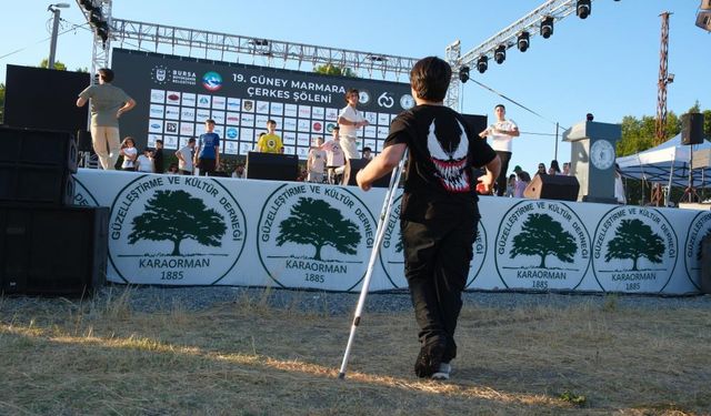 Arkadaşları sahnede hünerlerini sergilerken, o kırık ayağı ile uzaktan katıldı
