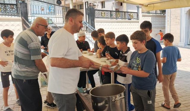 Bursalı esnaf bin 200 kişiye aşure dağıttı