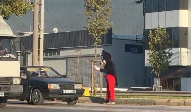 Mendil satıcısı 'Miki Fare' büyük ilgi gördü