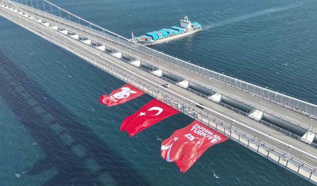 1915 Çanakkale Köprüsüne dev Türk bayrağı asıldı