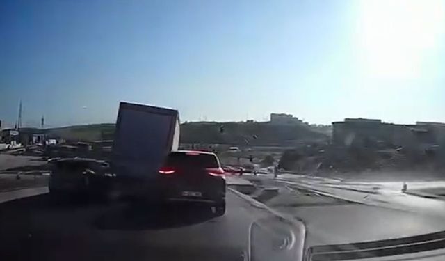 Başakşehir’de 10 aracın karıştığı zincirleme kaza kamerada