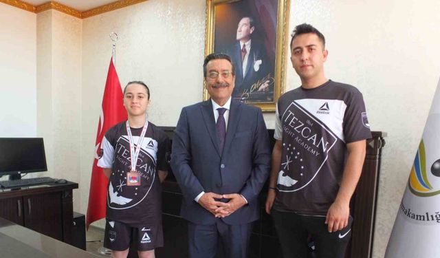 Burhaniye Kaymakamı Atilla,  başarılı sporcuyu ödüllendirdi