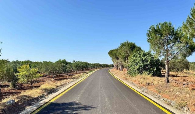 Çanakkale’de köy yollarında sıcak asfalt dökme çalışmaları hız kesmeden devam ediyor