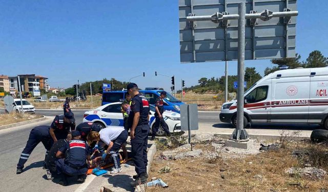 Çanakkale’de otomobil motosiklete çarpıp takla attı: 1’i ağır 2 yaralı