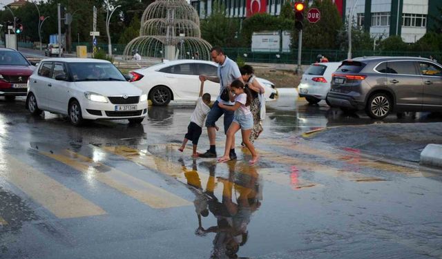 Edirne’de içme suyu hattı yine patladı: Cadde göle döndü, vatandaş isyanda