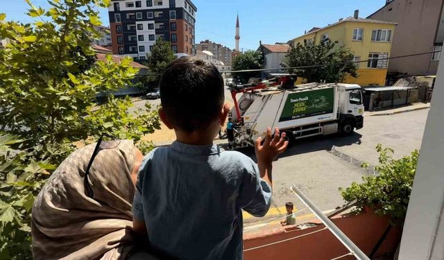 Pendik’te 3 yaşındaki Baran ile temizlik görevlileri arasındaki dostluk yürekleri ısıttı