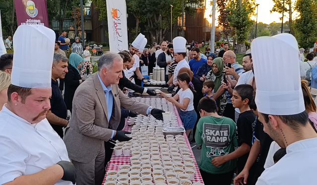İnegöl'de 3 bin kişiye aşure ikram edildi