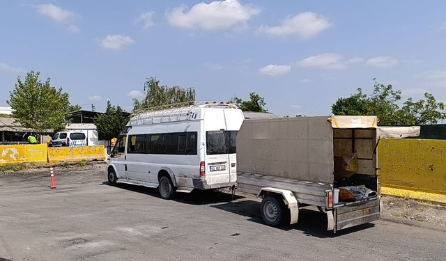 İnegöl'de minibüste kaçak göçmenler yakalandı