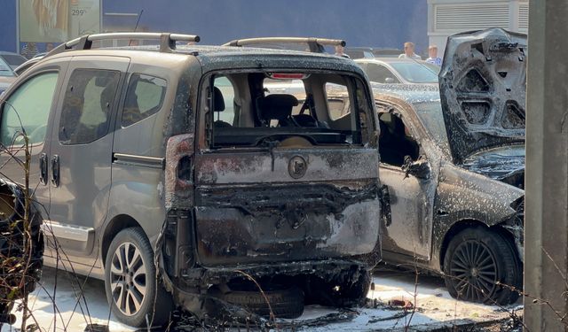 Bursa'da AVM otoparkında yangın: 6 araç kül oldu